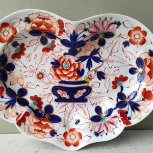 Gorgeous Antique heart shaped serving dish by Chamberlain(s), Worcester in Imari pattern. Georgian c1820 hand paint porcelain serving dish.