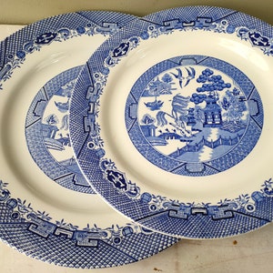 Stunning set of 8&quot; and 10&quot; plates in blue and white &quot;Willow&quot; Pattern by Barratts, starter and main/dinner. Chinoiserie transferware.