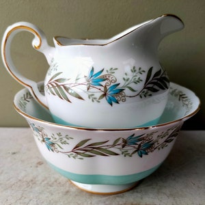 Mooie Fine Bone China suikerpot en melkkan/kan van Tuscan China (Wedgwood Group). Blauw bloemenfrescopatroon en gouden detail. Mooi cadeau.
