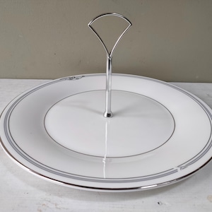 Vackert vintage Royal Doulton Andante H5083 tårtfat. 27 cm tallrik med metallhandtag. Fin present eller bröllopsdekoration!
