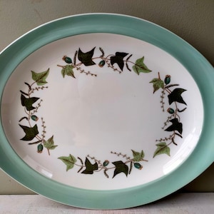 Magnifique grand plat de service/assiette à viande vintage par Wedgwood d&#39;Étrurie et Barlaston dans le motif Hereford avec un design lierre. Beau cadeau !