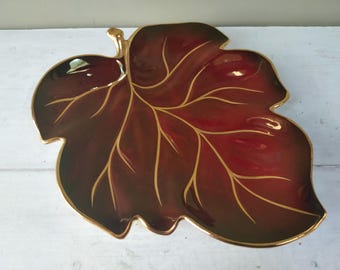Precioso plato Carlton Ware de 19 cm (7 1/2") pintado a mano con forma de hoja, diseño Rouge Royal, brillo rojo y decoración dorada. N.º 2367/6. Un regalo encantador.