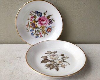 Encantador par de pastillas de mantequilla de 10 cm con estampado floral de rosas de Royal Worcester Bone China. Platos con borde dorado para anillos, alfileres o joyas. Un regalo precioso.
