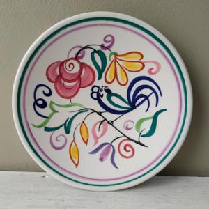 Härlig Poole Pottery Traditional Ware 13 cm prydnadsskål/smörgås. Vacker liten tallrik, handmålad blommönster med fågel. Härlig present.