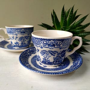 Vackra tekoppar i keramik i blått och vitt mönster "Old Willow" från Old Ironstone Tableware Ltd. Kaktus- eller suckulentkruka.