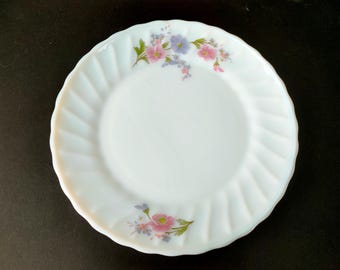 Pretty pair of Decopal  9" dinner/ main course plates in milk/opal Heat proof glass with floral motif. Lovely gift!