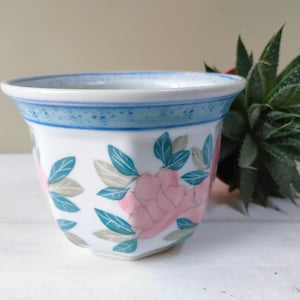 Lovely small Chinese planter with oriental floral peony design. Jardiniere/cache pot, hand painted blue, green, pink pattern. Lovely gift!