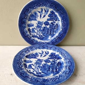 Dos hermosos platos antiguos de cerámica vitrificada de Woods and Sons con diseño &quot;Willow&quot; para servir, servir sándwiches o té. Loza con transferencias en azul y blanco. Fabricados en Inglaterra.