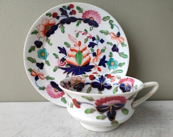 Linda xícara de chá e pires antigos, atribuídos a John Rose, Coalport, com padrão Imari. Porcelana pintada à mão por volta de 1840. 2 disponíveis. Ótimo presente!