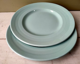 2 belles et pratiques assiettes à dessert/salade/dîner Woods Ware bleu « Iris » de 23 cm (9 po.). Porcelaine utilitaire rétro bleu classique du milieu du siècle.