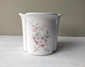 Lovely vintage planter. Cache pot with pink and purple flowers. Practical floral plant pot/jardiniere. Lovely gift!