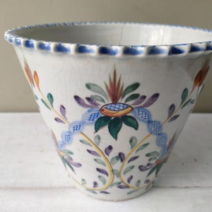 Lovely Vintage Carvalhinho Porto Portugal Pottery Planter. Hand painted traditional floral decoration studio pottery cache pot. Lovely gift!