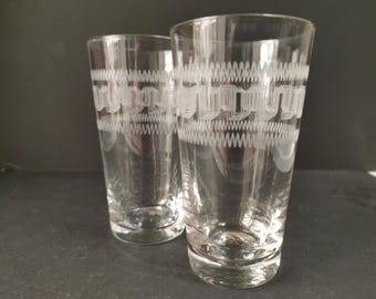 Gorgeous pair of vintage 1/4 pint tumblers/drinking glasses with Greek key pattern. Water, gin or cocktail beakers. Lovely gift.