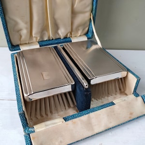 Belle trousse de toilette vintage en EPNS, ensemble de pinceaux pour homme en métal argenté. Ensemble de coiffeuse double brosse et peigne en boîte. Beau cadeau !