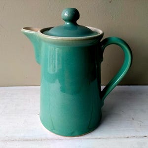 Preciosa cafetera o tetera con tapa de 570 ml (1 1/4 pintas), fabricada en gres Denby. Diseño Donald Gilbert Manor Green, interior color crema. ¡Un regalo encantador!