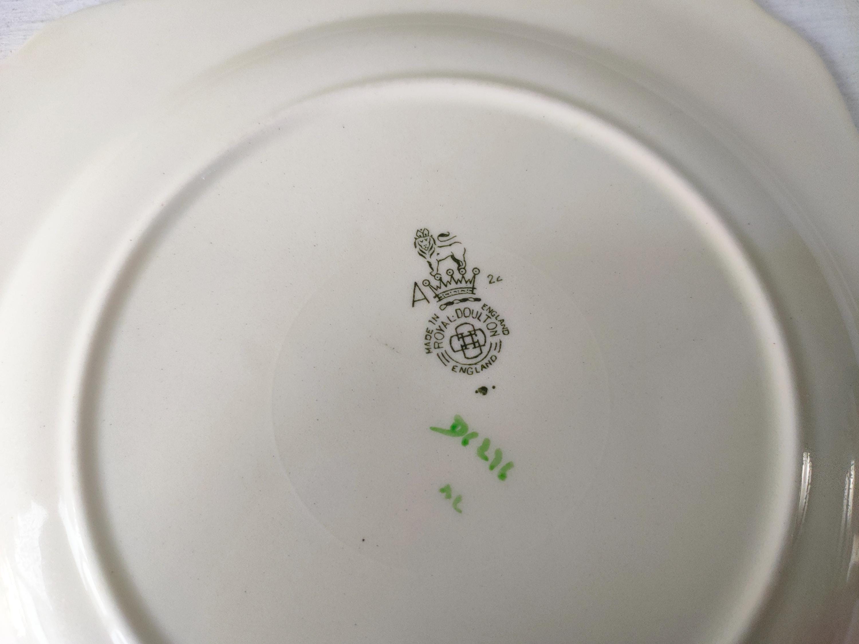 ロイヤルドルトンの美しい藤模様の8インチスクエアプレート。手描きの