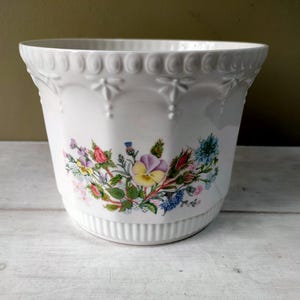 Lovely vintage floral bone china large planter/ cache pot by Aynsley. Wild Tudor pattern, house plant pot/ jardiniere.Perfect gift.