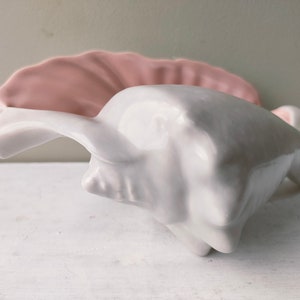 Perfekt vintage Poole Pottery Twintone C97 dekorativ snäckskal från 1950-talet. Måsgrå och rosa färger, dekor i mitten av århundradet. Härlig present!