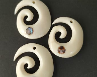 Handsnidat 3,75 cm Koru-spiralhänge i ben med abalonesnäcka. Traditionellt maori-surfarberlock/armband/halsband. Smyckestillverkningsmaterial.
