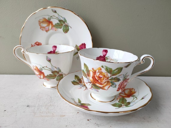 Tè per 2 Splendida coppia di tazze da tè e piattini vintage con un  bellissimo motivo a rose. Fine bone china con dettagli in oro. Bel regalo.  -  Italia