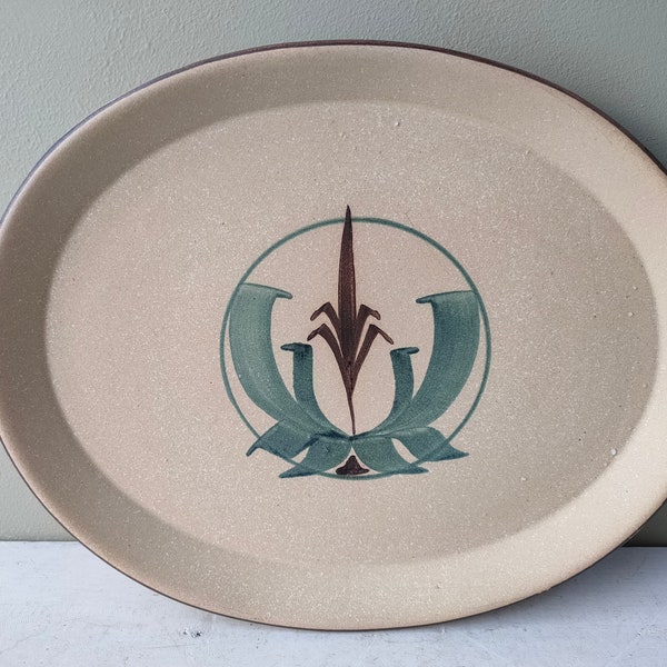 Beautiful vintage 1970's Honiton Pottery 10 1/2" steak/dinner plate. Hand painted studio pottery serving platter. Lovely gift.