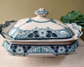 Lovely antique Burleigh Ware, Burgess and Leigh footed tureen, serving or vegetable dish with lid. Art nouveau blue and white Haddon pattern