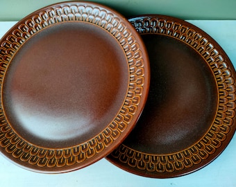 2 Gorgeous Vintage 10 1/4" dinner plates/serving platters in Retro Wedgwood Pennine pattern. Collectable 1960/70's kitchenalia. Lovely gift.
