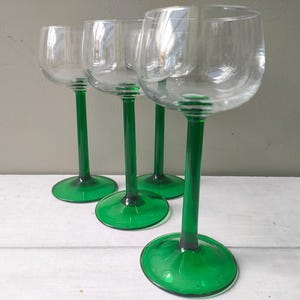 Gorgeous set of 4 vintage French drinking/wine glasses with green stems. Retro style! Perfect for dessert wine/ cocktails. Perfect gift.
