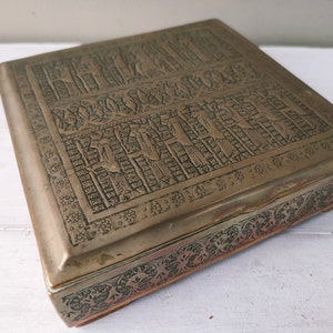 Splendida scatola vintage in ottone orientale. Ideale per gioielli decorativi, anelli, portagioie o portasigarette con incisione classica. Un regalo perfetto.
