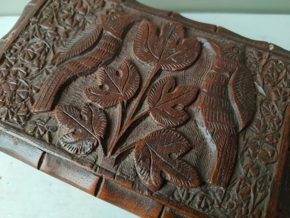 北インドの美しい手彫りの木箱。鳥と葉のレリーフ模様が美しく施され