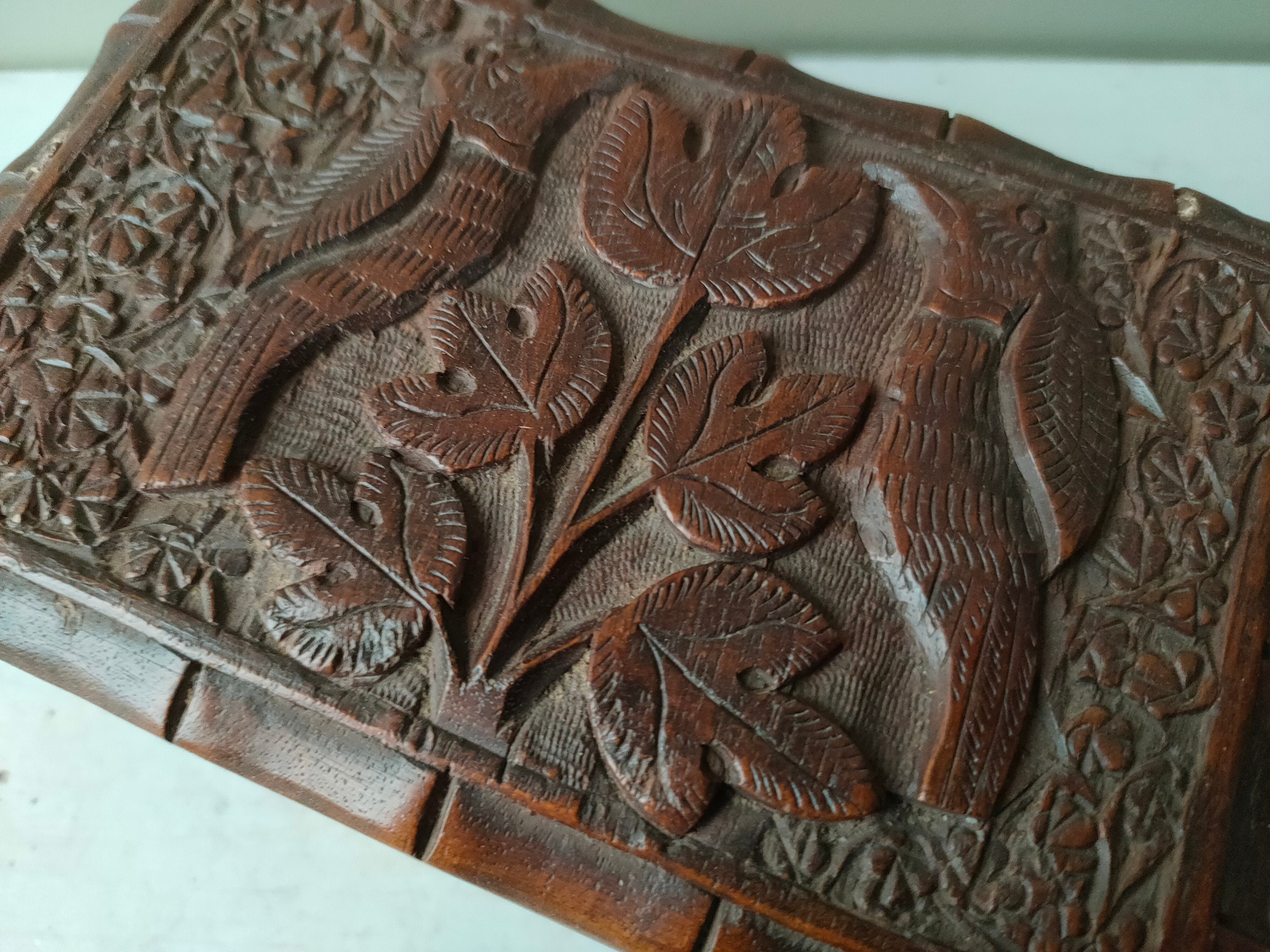 北インドの美しい手彫りの木箱。鳥と葉のレリーフ模様が美しく施され