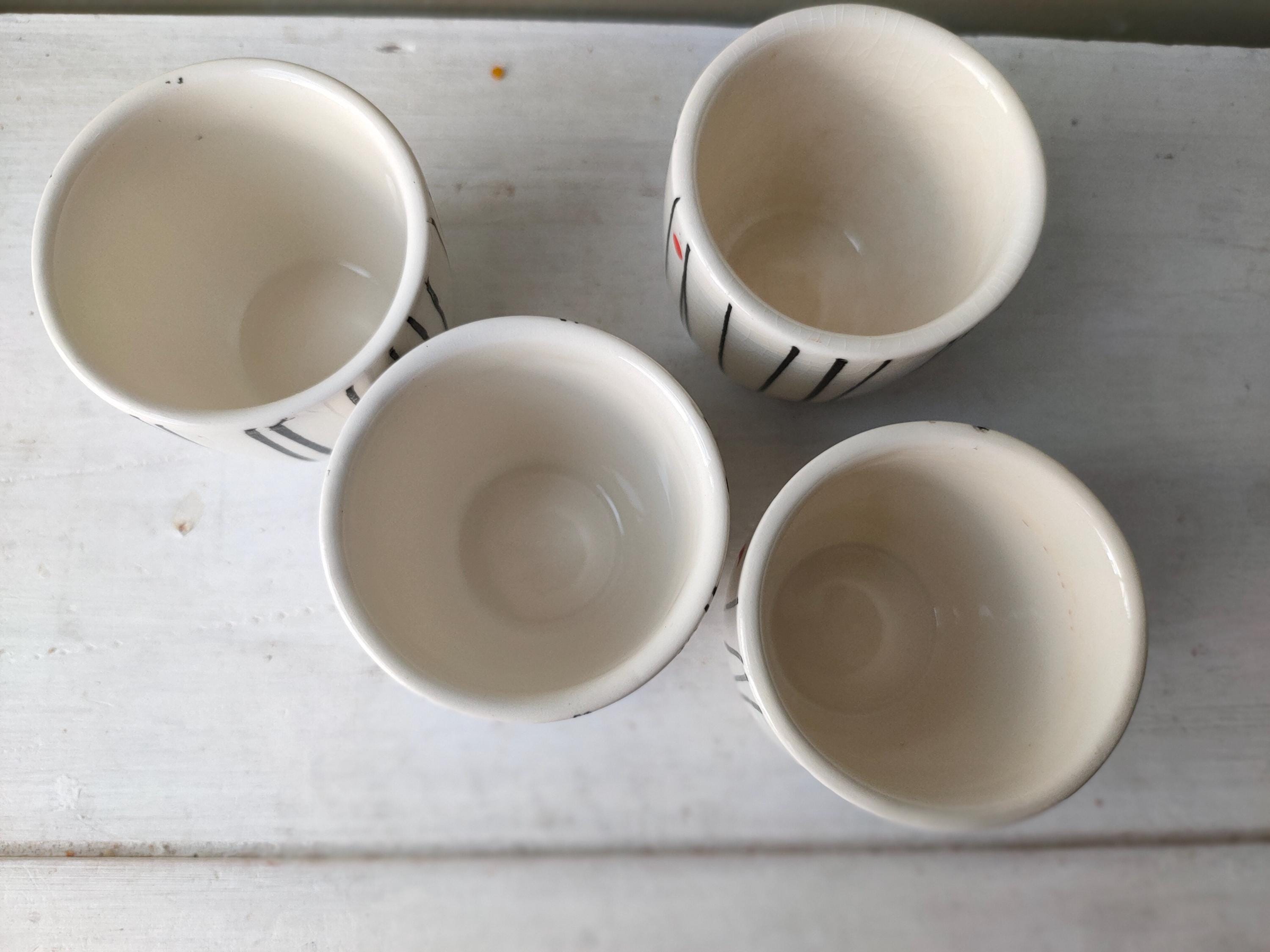 スタイリッシュなカーカムズ製「アトミック」セラミック製エッグカップ