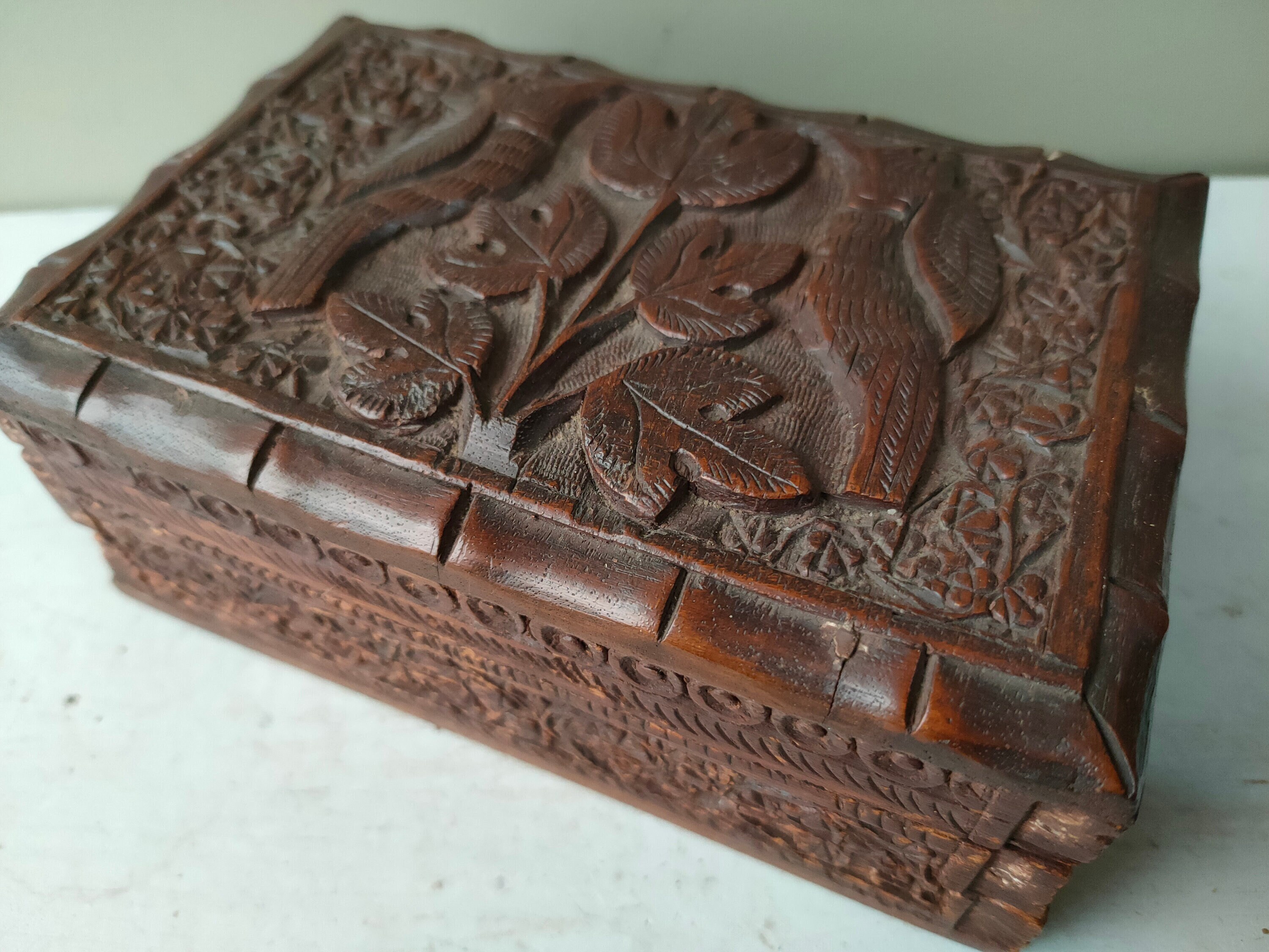 北インドの美しい手彫りの木箱。鳥と葉のレリーフ模様が美しく施され