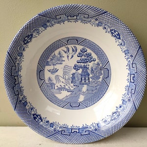 Stunning 9&quot; serving dish/fruit bowl in blue and white &quot;Willow&quot; Pattern by Barratts, oriental scene. Smooth rim transferware. Lovely gift.