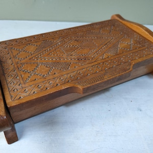 Splendida scatola di legno intagliata a mano. Scatola per sigarette antica/vintage con motivo geometrico. Portagioie, anelli o portaoggetti. Un regalo delizioso.