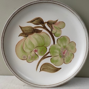 Impresionante plato grande elaborado con cerámica Denby con diseño floral "Troubadour" en marrón y verde intensos. Decorado a mano, ¡un regalo encantador!