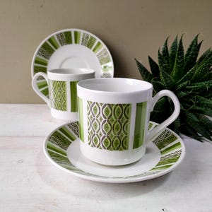 Hübscher Retro Übertopf aus Keramik. Hergestellt aus Vintage Johnson Bros Snowhite Teetasse und Untertasse. Perfekt für Zimmerpflanzen. Schönes Geschenk.