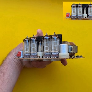 Può includere: Un set di tre tazze in ceramica con finitura opaca e macchiettata. Le tazze sono nei toni del crema, grigio chiaro e grigio scuro. Ogni tazza ha un design semplice e minimalista e un manico arrotondato.