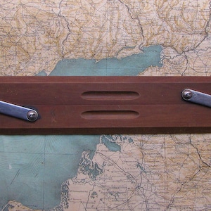 Règle parallèle en bois de navigation d’un marin soviétique d’époque. Instruments de navigation. Instruments graphiques. Outil de carte de mesure vintage. Guerre froide