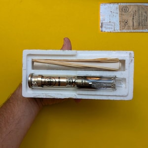 Nos sovjetiskt ryskt militär vintage 90-tals Vidikon glasvakuumrör LI-421-1 M med kvalitetsmärke från Sovjetunionen med papper och låda. Steampunk-dekor