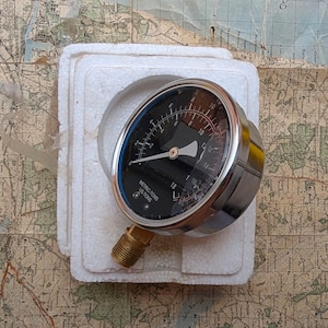 Vintage Steel Press Manometer for 10 tonnes with oil w/ original box. Pressure vessel dial gauge, industrial steampunk, industrial designs.