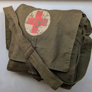 Militär sovjetisk vintage första hjälpen-väska från 70-talet, beslagtagen från ryska styrkor nyligen, medicinsk canvasväska från Röda Korset. Tillverkad i Sovjetunionen. Kalla kriget.