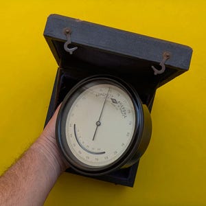 Sovjetisk militär väderstation, professionell vintage, 50-tal med låda. Bakelitbarometer, aneroid och termometer. Meteorologiska verktyg. Kalla kriget.