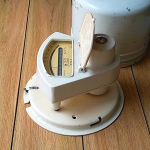 Instrument scientifique de collection vintage 60s Urss soviétique pointeur type galvanomètre actinométrique GSA-1 avec boîtier métallique d’origine.