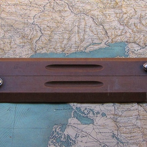 Règle parallèle en bois de navigation du marin soviétique vintage. Instruments de navigation. Instruments cartographiques. Outil de mesure de carte vintage. Guerre froide