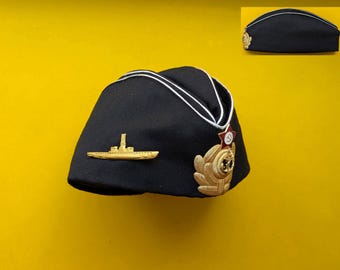 Cappello da pilota vintage in lana nera da ufficiale sommergibilista della Marina militare sovietica russa, con distintivi. Guerra fredda. Prodotto in URSS.