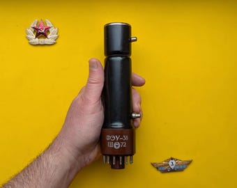 Tubo de vacío de vidrio fotomultiplicador FEU-38 (ФЭУ-38) militar soviético antiguo de los años 70. Decoración científica retro industrial steampunk.