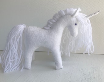 Unicornio de fieltro blanco de peluche, animal de fieltro Waldorf, unicornio de hadas, unicornio Aurimora