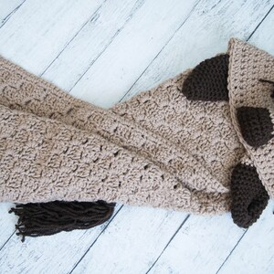 Pu&ograve; includere: Una coperta per cavallo in crochet marrone con una testa di cavallo in crochet marrone e una coda in crochet marrone.