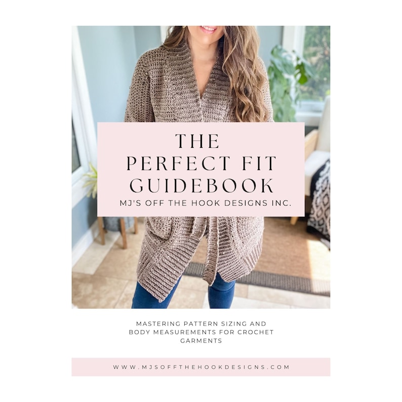K&ouml;nnte beinhalten: Eine Person tr&auml;gt eine braune H&auml;keljacke mit Taschen. Das Bild enth&auml;lt den Text "THE PERFECT FIT GUIDEBOOK" und "MJ'S OFF THE HOOK DESIGNS INC." Zus&auml;tzlicher Text lautet "MASTERING PATTERN SIZING AND BODY MEASUREMENTS FOR CROCHET GARMENTS."